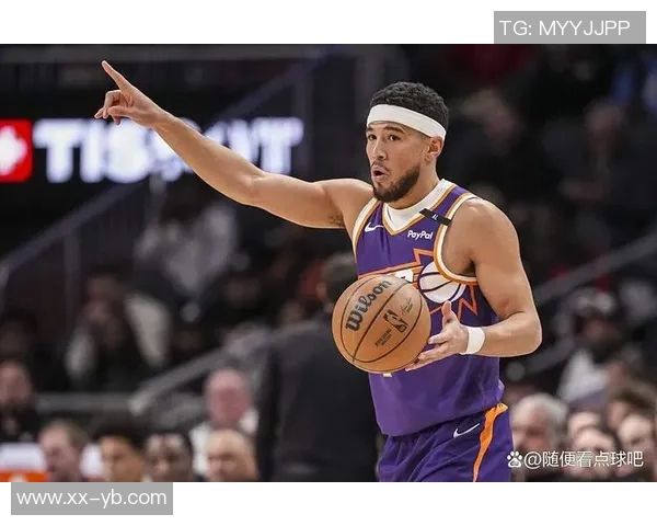 布克半场展现得分能力9投4中贡献14分2板5助表现抢眼